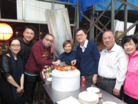 左起：院務主任陸敏聰小姐、輔導長張錦少教授、林子超先生、黃藹兒校董、陳新安院長、黃浩潮校董和黃麥錦英女士於席上切蛋糕慶祝該計劃成立十周年